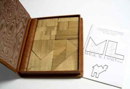 Classic wood MagicaLand in silk-lined leather case