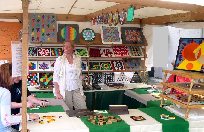 Kadon booth attracts visitors to sit and play